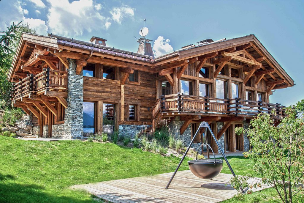 Situé aux portes de Megève, dans le secteur calme de Demi-Quartier, avec une vue dégagée exceptionnelle, le Chalet Marius a le charme discret et voluptueux d’une construction traditionnelle...