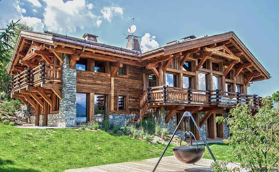 Nestling on the outskirts of Megève, in a quiet area of Demi-Quartier, with a stunning, unspoilt view, Chalet Marius has the discreet, delightful charm of a traditional building in old wood...