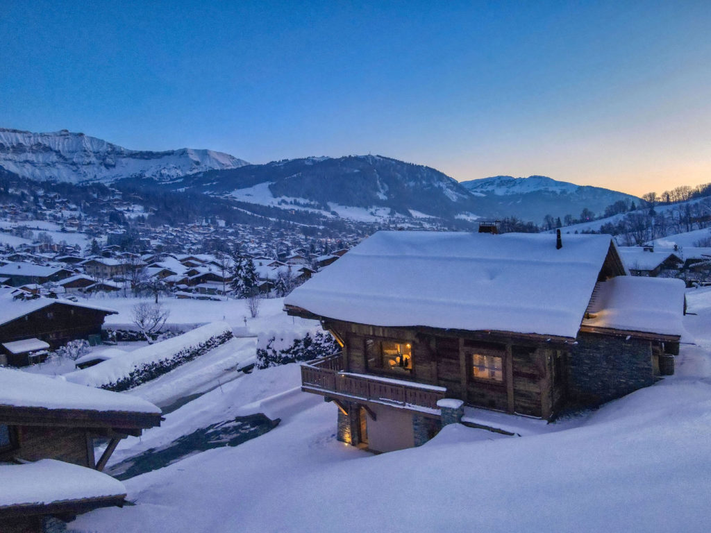 Like other luxury rental chalets in Megève, Chalet Cascade is poised between the mid and high mountains, between the village centre and the snowfields.